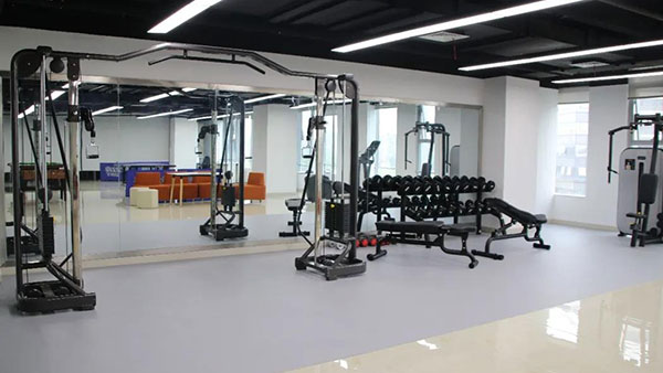 為了提升員工體驗(yàn)？這家公司竟然把報(bào)告廳拆了......